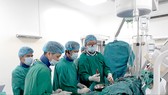 Chuyên gia Cuba thực hiện một ca phẫu thuật cho bệnh nhân tại Bệnh viện Hữu nghị Việt Nam - Cuba