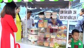 Khách tham quan, mua hàng tại phố hàng rong Nguyễn Văn Chiêm (quận 1, TPHCM)