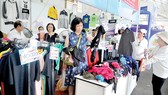 Khách hàng chọn mua quần áo ở một hội chợ tổ chức tại Nhà thi đấu Phú Thọ, TPHCM. Ảnh: THÀNH TRÍ