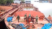Các ghe tàu khai thác, vận chuyển cát trái phép bị thu giữ (Ảnh do Bộ Tư lệnh Bộ đội biên phòng TPHCM cung cấp)