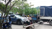 Người dân dựng rào phản đối đoàn xe ben chở đá, cát tung hoành