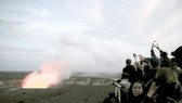 Nham thạch rơi trúng tàu du lịch ở Hawaii