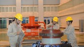 Thi công lắp đặt thiết bị nhà máy thủy điện Ảnh: CAO THĂNG