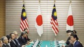 Thủ tướng Nhật Bản Shinzo Abe (phải) và Thủ tướng Malaysia Mahathir Mohamad (thứ 2, trái) trong cuộc hội đàm tại Tokyo ngày 6/11/2018. Ảnh: Kyodo/TTXVN