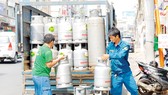 Đưa gas vào một cửa hàng cung ứng cho người dân. Ảnh:Cao Thăng