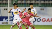 Hoàng Anh Gia Lai (áo trắng) trong trận thắng Sài Gòn 3 - 2. Ảnh: MINH TRẦN