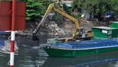 Nạo vét rạch Ruột Ngựa tại quận 8. Ảnh: CAO THĂNG