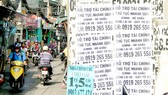 Các hình thức cho vay trả góp bủa vây người dân. Ảnh: HOÀNG HÙNG