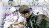 Bệnh nhi được chăm sóc tại Bệnh viện Nhi đồng 1, TPHCM. Ảnh: HOÀNG HÙNG