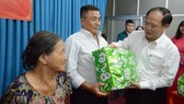 Phó Bí thư Thường trực Thành ủy TPHCM Tất Thành Cang trao quà cho người dân tại ngày hội Đại đoàn kết toàn dân tộc khu phố 10, phường 14, quận 10