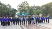 Lãnh đạo Thành phố Hà Nội dâng hoa tưởng niệm tại Tượng đài V.I.Lenin. Ảnh: TTXVN