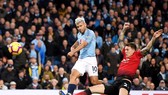 Tiền đạo Aguero (áo xanh) tung cú sút ghi bàn vào lưới Man.United