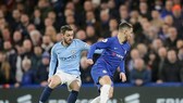 Manchester City (trái) mất ngôi đầu bảng sau trận thua Chelsea 0 - 2