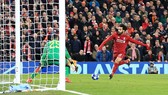 Salah trong pha đối mặt với thủ môn D. Ospina của Napoli.