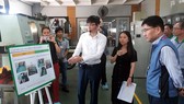 Các chuyên gia Samsung đang kiểm tra quá trình cải tiến của một doanh nghiệp