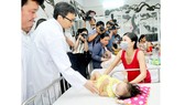 Phó Thủ tướng Vũ Đức Đam thăm hỏi bệnh nhi đang điều trị tại khoa Nhiễm Bệnh viện Nhi đồng 1. Ảnh: THÀNH TRÍ