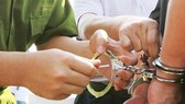 Tạm giam hai đối tượng dùng ảnh khỏa thân đe dọa nạn nhân đưa 100 triệu đồng