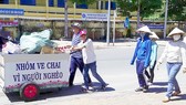 Gom ve chai giúp người nghèo