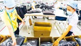 Để bù đắp thị trường Hoa Kỳ, mặt hàng quần áo, thời trang Trung Quốc với giá rẻ sẽ tràn về Việt Nam. Ảnh Long Thanh