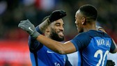 Cả Lacazette và Martial đành ngồi nhà coi World Cup 2018