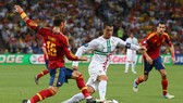 Ronaldo (Bồ Đao Nha) đi bóng qua Sergio Ramos (Tây Ban Nha)