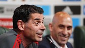 Fernamndo Hiewrro trong buổi họp báo với Chủ tịch RFEF.