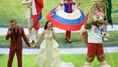 Danh ca Robbie Williams ữ ca sĩ opera Aida Garifullina trình diễn tại lễ khai mạc.