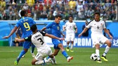 Coutinho (10, Brazil) băng vào ghi bàn mở tỷ số.