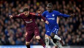 N'Golo Kante (phải) sẽ giúp PSG trở nên siêu mạnh khi kiểm soát trung tuyền.