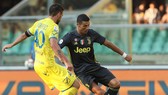 Ronaldo biểu diễn kỹ thuật cá nhân trước Nenad Tomovic (Chievo)