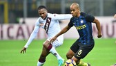Joao Mario (phải, Inter) đi bóng trước Joel Obi (Torino)