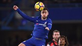 Eden Hazard (trái, Chelsea) kiểm soát bóng trước Nathan Ake (Bournemouth)