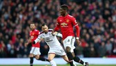 Paul Pogba đi bóng trước hậu vệ Burnley.