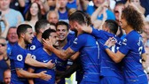 Các câu thủ Chelsea mừng bàn thắng của Pedro.