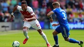 Aubameyang đi bóng trước hậuy vệ Cardiff