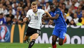 Tier62n vệ Toni Kro\os đi bóng qua Blais Matuidi (PHáp)