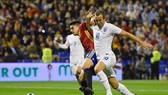 Harry Kane (phải, tuyển Anh) bứt phá qua Marc Bartra (Tây Ban Nha)