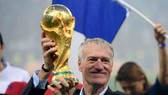 Didier Deschamps giương cao chiếc cúp tjhế giới ở Nga.