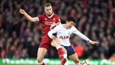 eung-Min Son (phải, Tottenham) tranh bóng với Jordan Henderson (Liverpool)