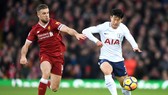 Heung-Min Son (phải, Tottenham) tranh bóng với Jordan Henderson (Liverpool)