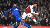 Tiền đạo Aubameyng ghi bàn vào lưới Everton mùa qua