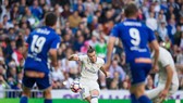 Gareth Bale sút phạt trong trận gặp Alaves mùa qua.