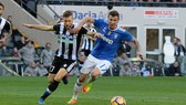 Mario Mandzukic (phải, Juventus) đi bóng qua hậu vệ Udinese.