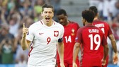 Lewandownski (trái) sẽ ghi điểm cho Ba Lan