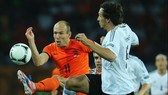 Hà Lan (trái, Robben) luôn là đối thủ kỵ rơ với tuyển Đức (Mats Hummels)