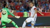 Artem Dzyuba (phải, Nga) ghi bàn vào lưới Thổ Nhĩ Kỳ.
