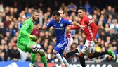 Pedro (Chelsea, giữa) vượt qua thủ thành De Gea (Manchester United)