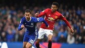 Eden Hazard (trái, Chelsea) và Jesse Lingard (Man United)