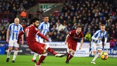 Mo Salah (trái, Liverpoo) tung luối Huddersfield mùa trước
