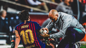 Messi đang được sơ cứu trên sân